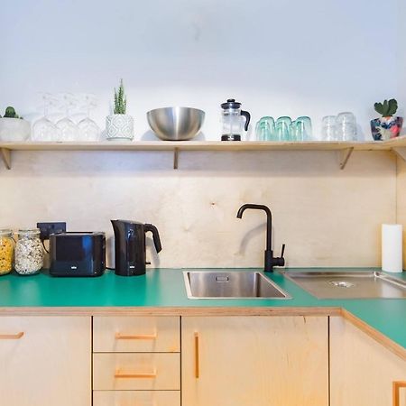 The Plywood Flat, Modern Style In A Traditional Tenement إدنبرة المظهر الخارجي الصورة