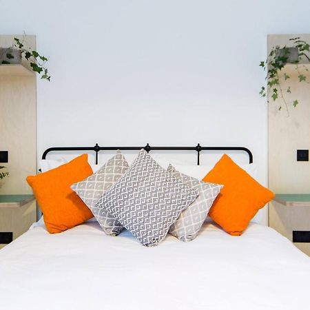 The Plywood Flat, Modern Style In A Traditional Tenement إدنبرة المظهر الخارجي الصورة